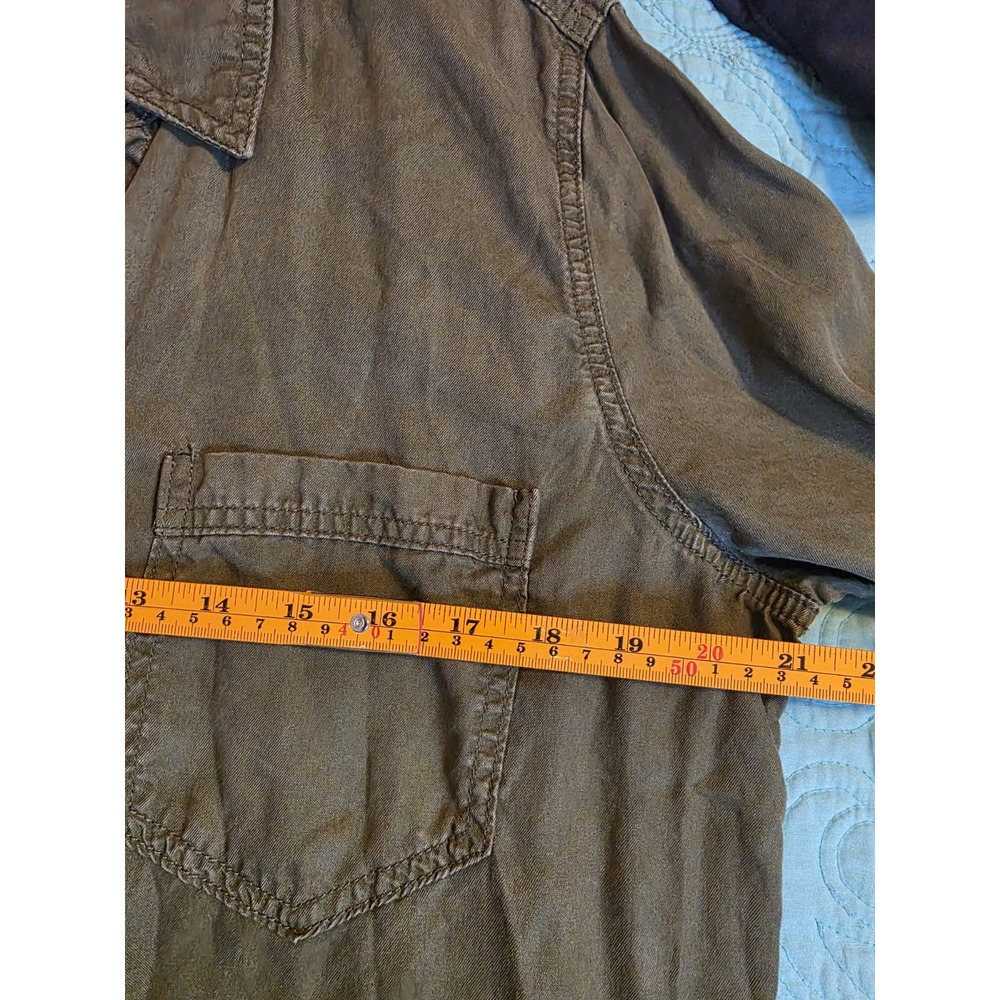 Chico's Women's 2.5(14) Green‎ Frayed Trim Roll-Tab Long Sleeve Button Up Blouse - Picture 8 of 9